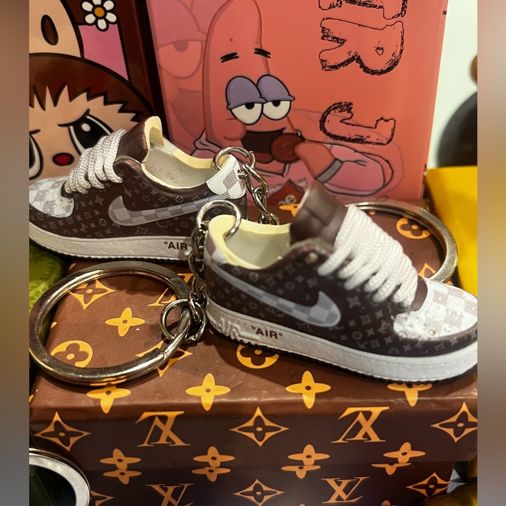 Keychain Set of Designer Shoes w Matching Shoebox and Carrying Bag.